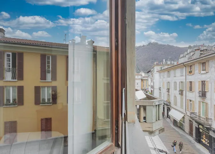 Garibaldi's Balcony By Rent * コモ